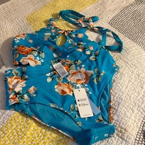 NWT Cupshe high waisted bikini. Halter top, with pads.
